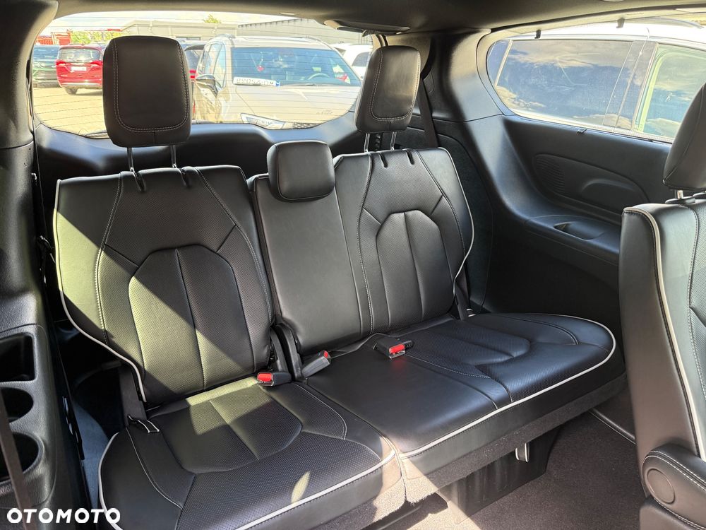 Chrysler Pacifica - 32