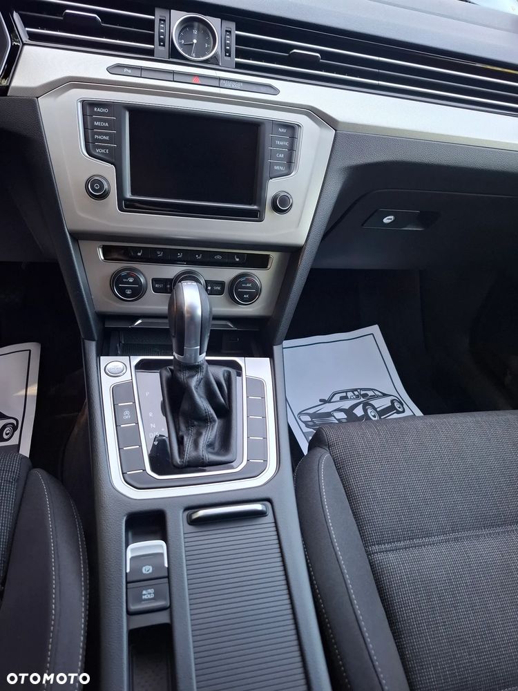 Volkswagen Passat 2.0 TDI SCR DSG Conceptline - 28