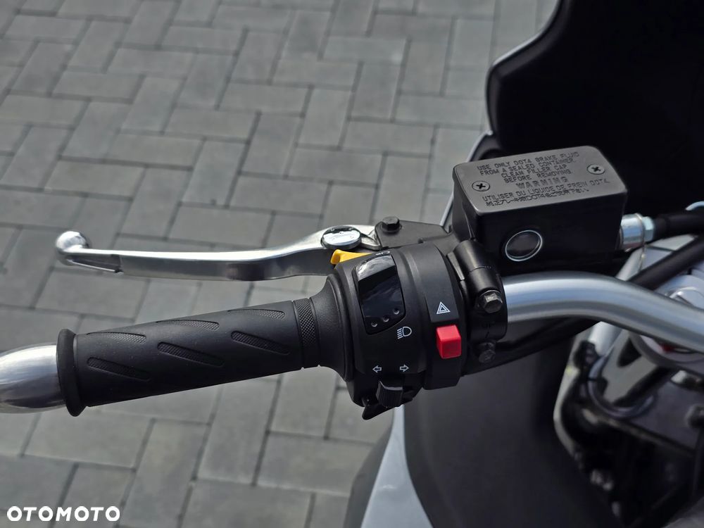 Suzuki GSX - 27