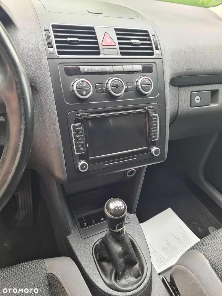 Volkswagen Touran - 10