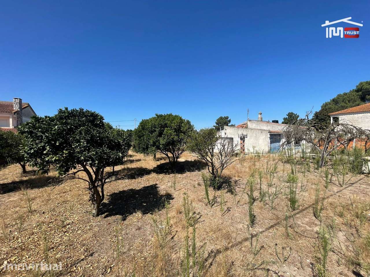Oportunidade! Terreno Rústico 1.300m² com Casa e Duas Frentes e Fur... - Grande imagem: 2/4