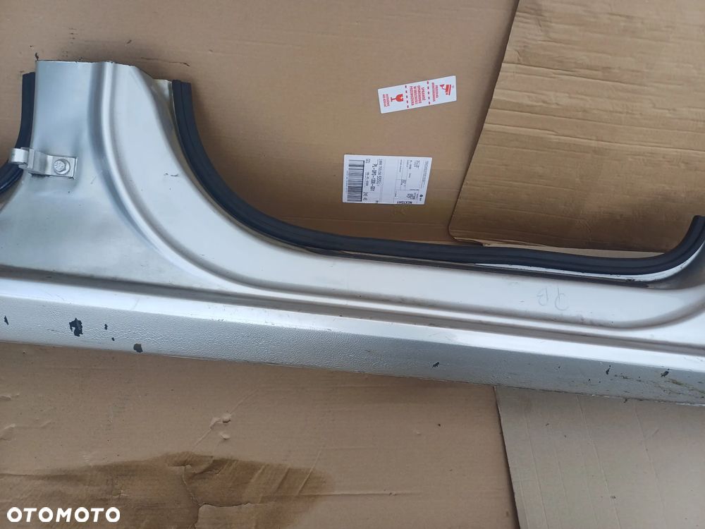 Próg słupek prawy Audi A4 B8 kombi awant - 3