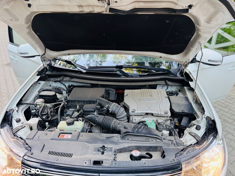 Mitsubishi Outlander - 11