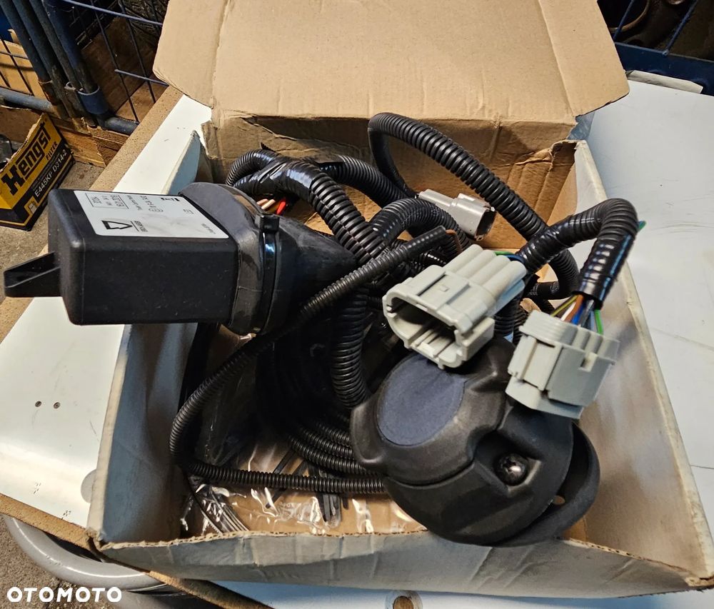 Zestaw instalacji elektrycznej haka holowniczego do MERCEDESA W470 A4705401404 - 3