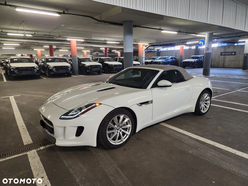 Jaguar F-Type Chequered Flag - 1