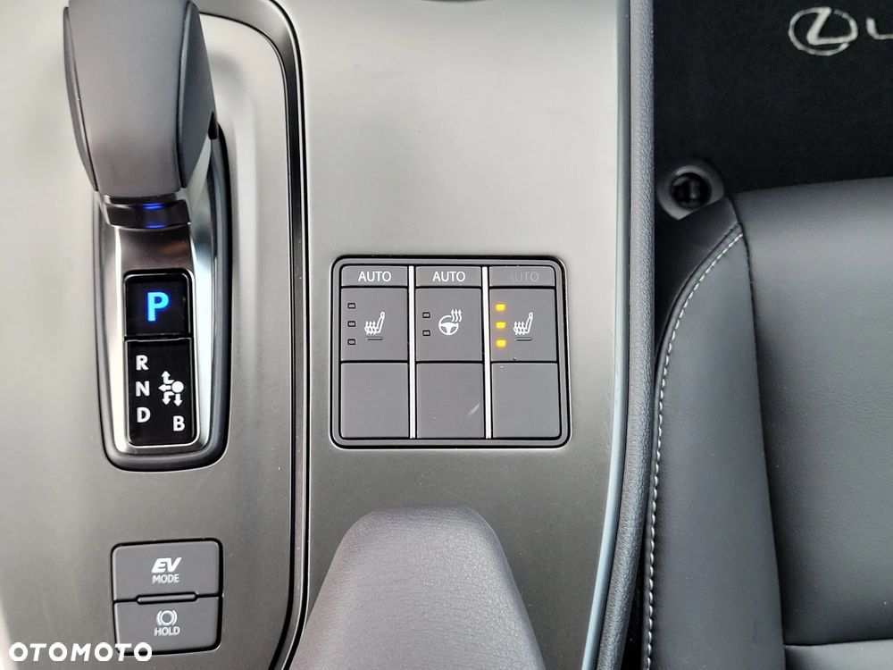 Lexus UX 300h F Sport Design - 24