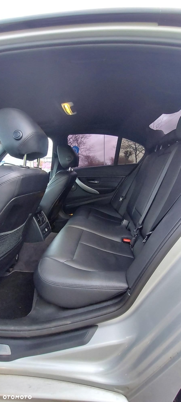 BMW Seria 3 335i xDrive M Sport - 17