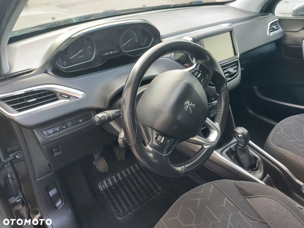 Peugeot 2008 1.2 Pure Tech Style S&S - 9