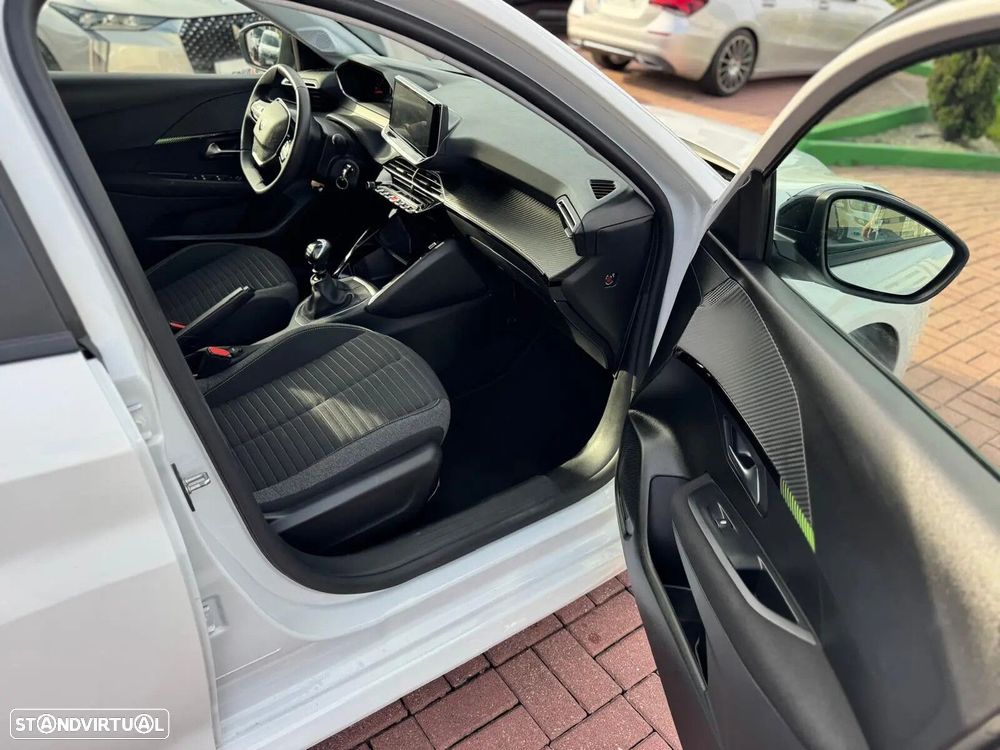 Peugeot 208 - 8