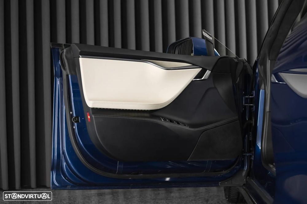 Tesla Model S Standard Range - 42