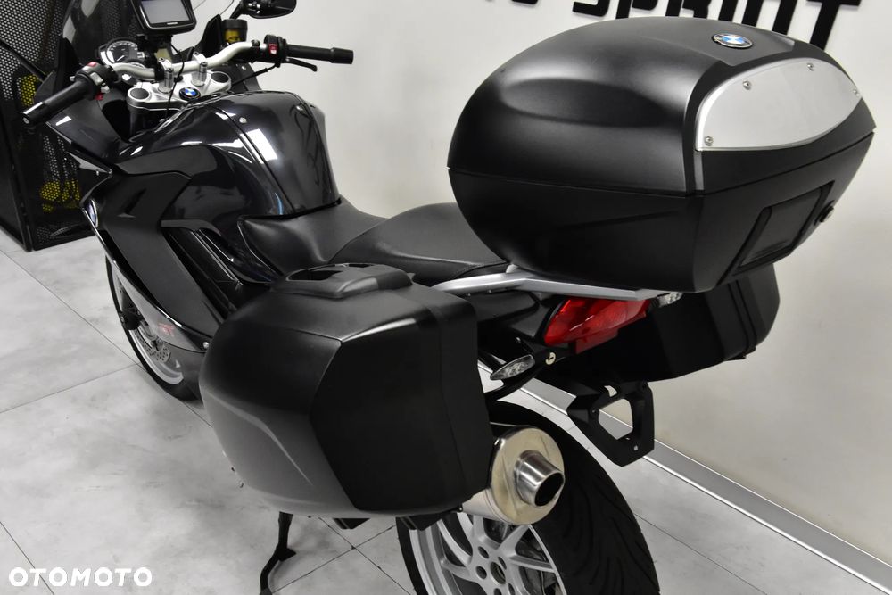 BMW F - 19