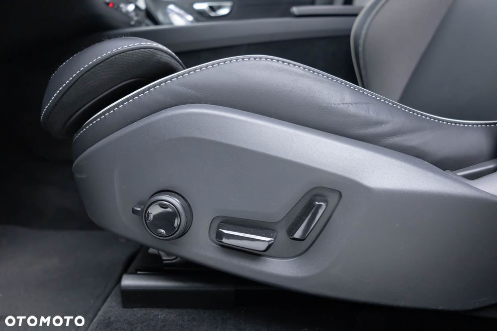 Volvo XC 60 T6 Plug-In Hybrid AWD Plus Black Edition - 31