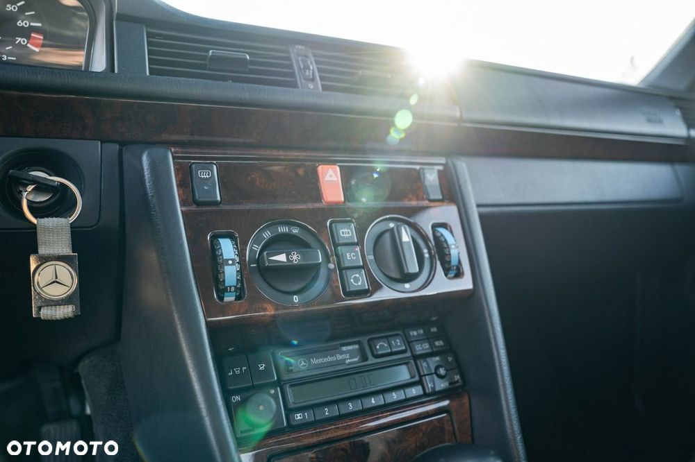 Mercedes-Benz Klasa E 320 - 33