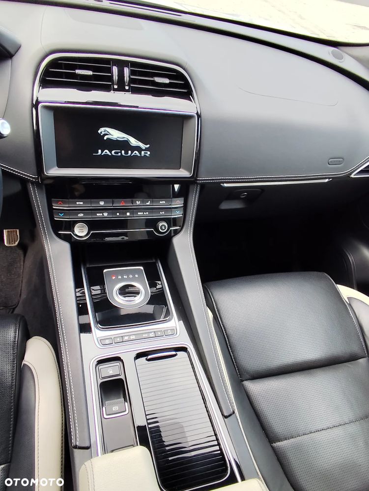 Jaguar F-Pace - 15