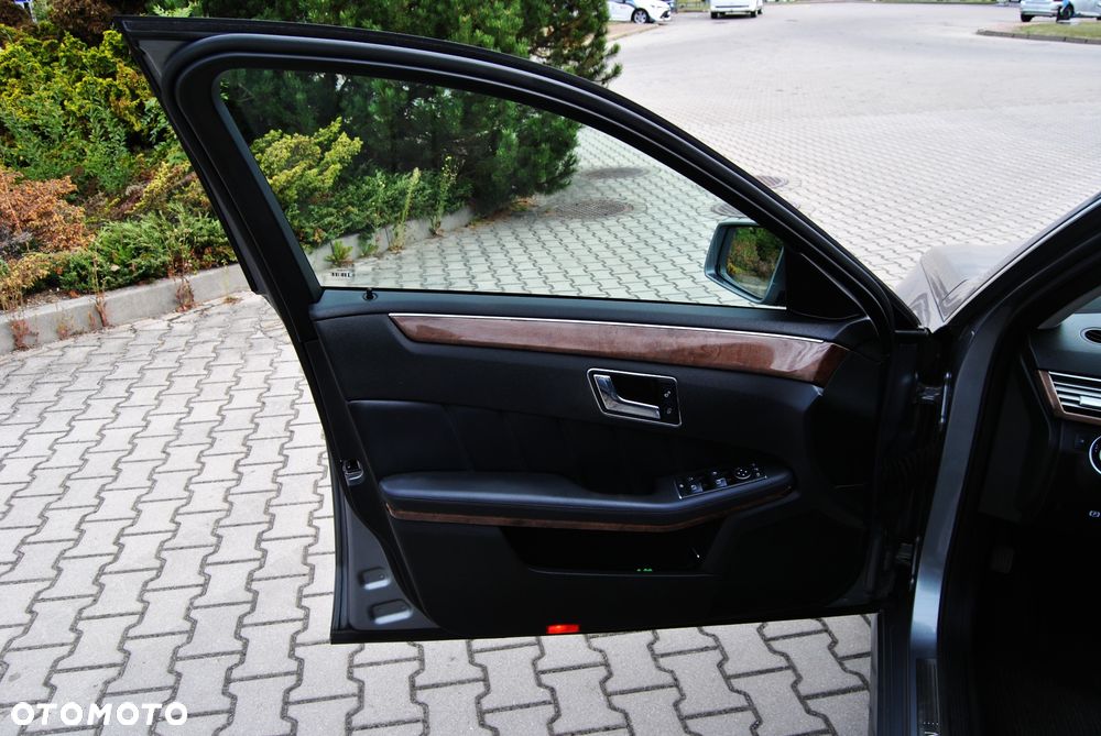Mercedes-Benz Klasa E 300 CDI DPF BlueEFFICIENCY 7G-TRONIC Elegance - 15