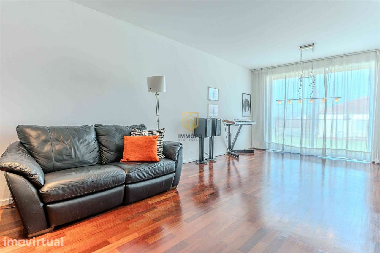 Apartamento T2 na Senhora da Hora, com duas garagens - Grande imagem: 2/31