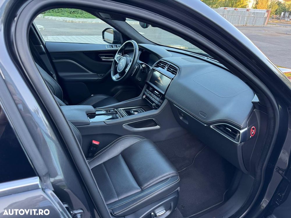 Jaguar F-Pace 25t AWD R-Sport - 32