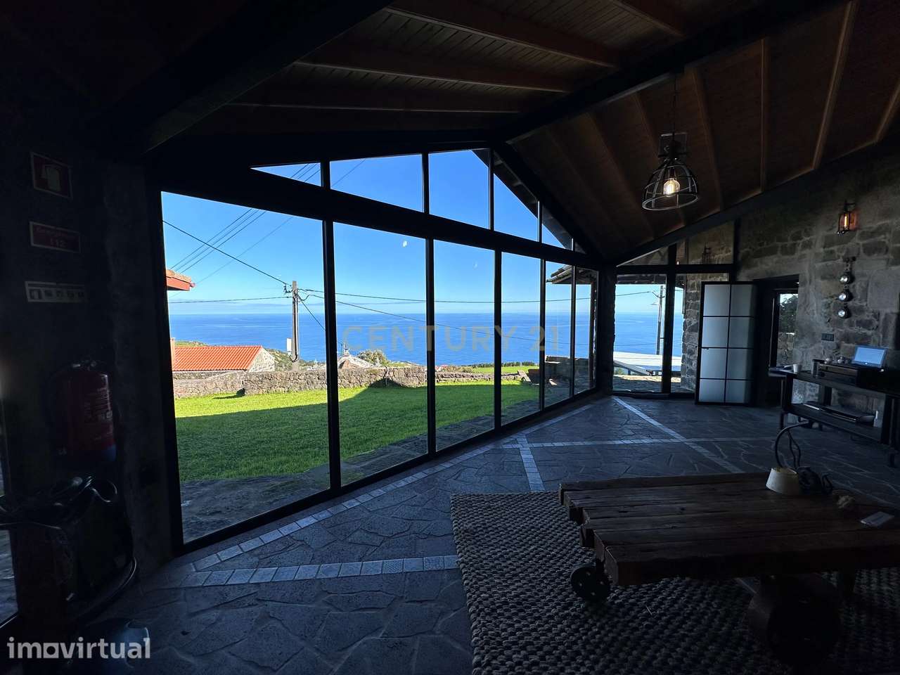 Casa de pedra singular com estética industrial. - Grande imagem: 3/11