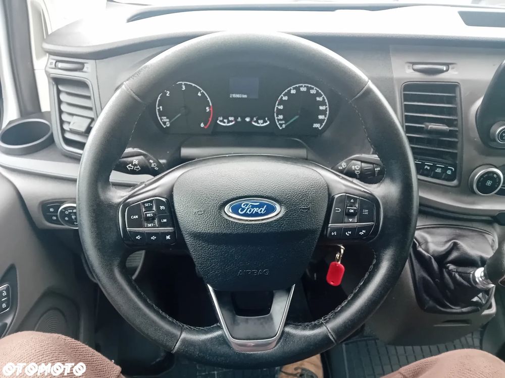 Ford Tourneo Custom - 26