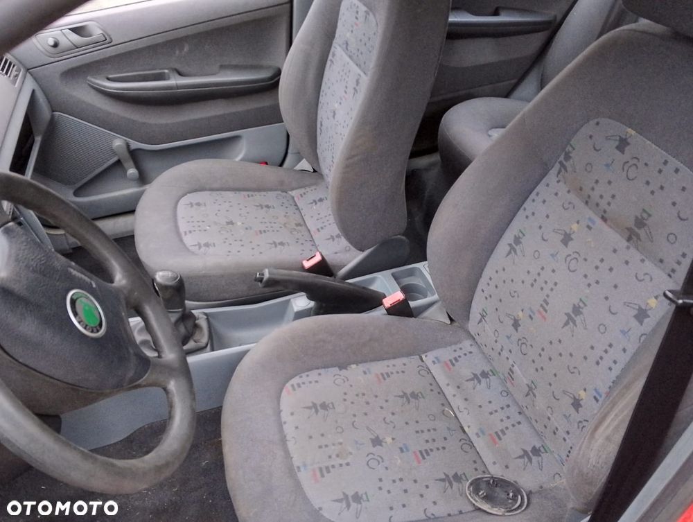 Skoda Fabia 6Y (99-05r.) 1.4 B 59KM. Silnik AZE Skrzynia FNK lakier 8151/8T/ F3K. Cały na części. GWARANCJA !!!  Przód Tył Zestaw Komplet Drzwi Klapa Zderzak Błotnik Maska Grill Atrapa Szyba Pas Lampa Lusterko Boczki Fotel Kanapa Kokpit Deska Rozdzielcza Przełącznik Włącznik Sterownik Przewody Wiązka Instalacja Moduł Komputer Czujnik Listwa Pompa Alternator Wtryski Głowica Rozrusznik Kompresor Sprzęgło Dwumas Silnik Skrzynia ABS Klimatyzacji Paliwa Wspomagania Kolektor Turbina Przepustnica Zawór Chłodnica Koło Hak Belka Sanki Zawieszenie Mcpherson Półoś Amortyzator Wydech Tłumik Zacisk Most - 8