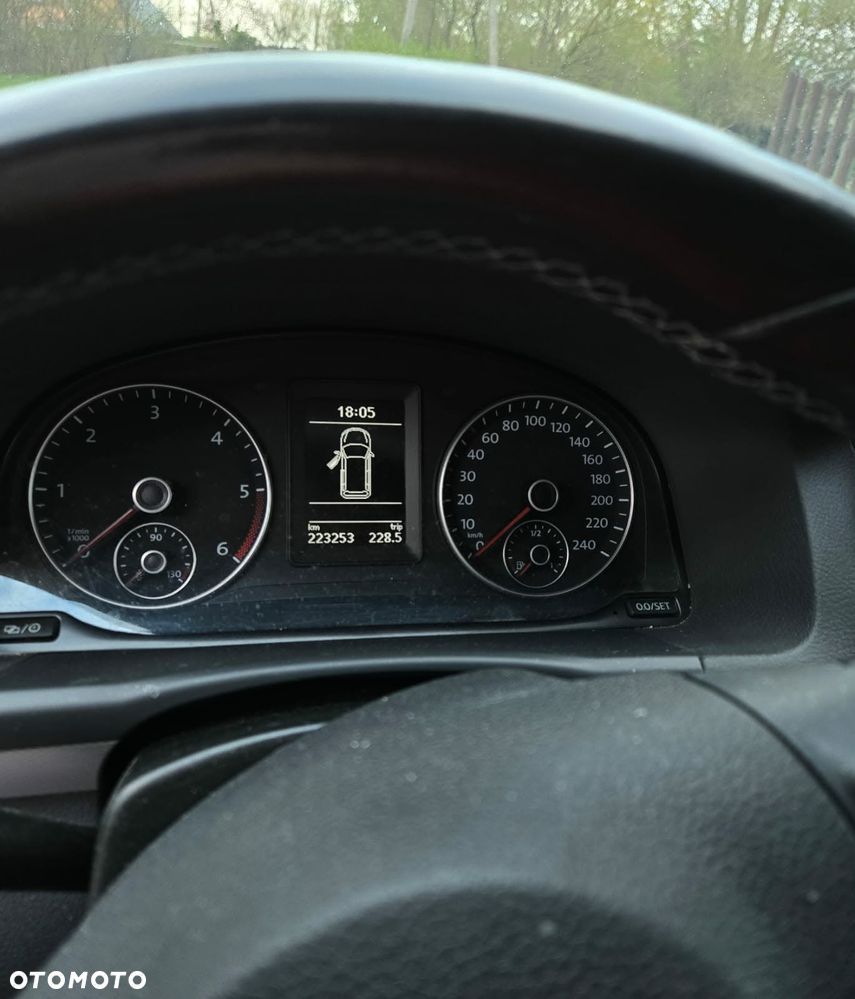 Volkswagen Touran - 12