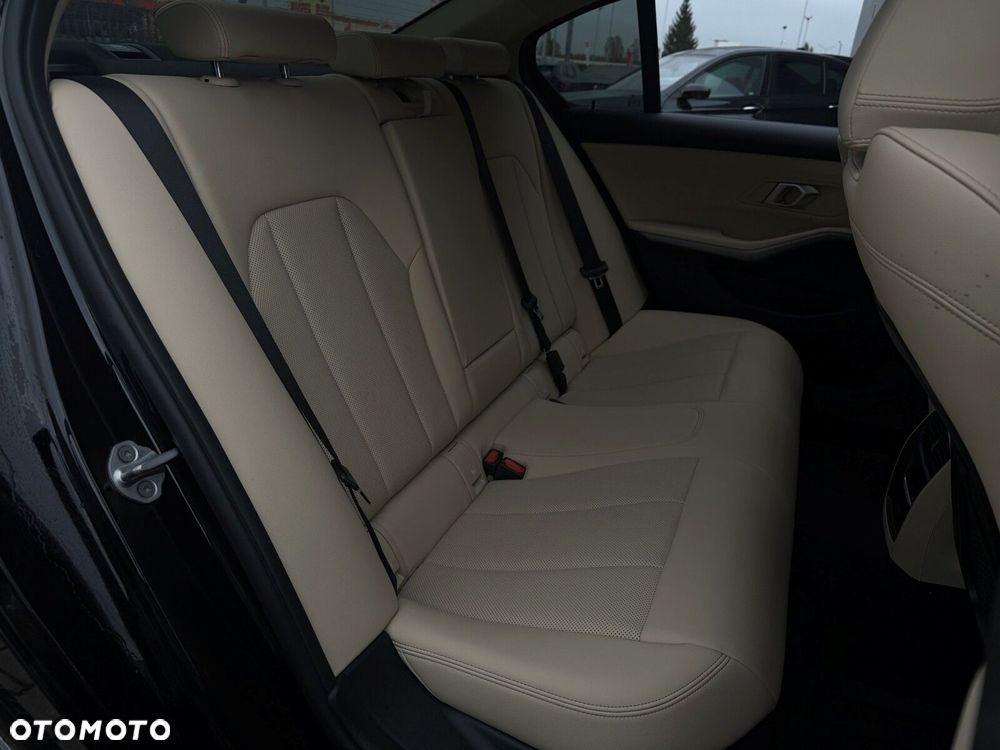 BMW Seria 3 330d xDrive MHEV Sport Line - 17
