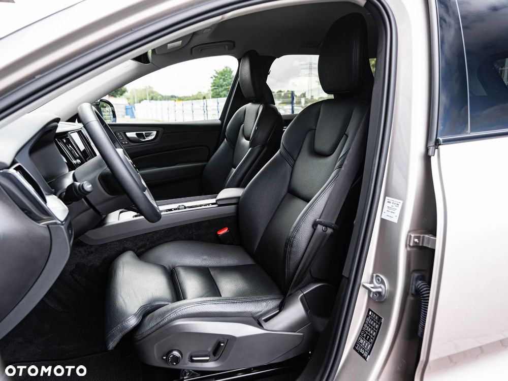 Volvo XC 60 B4 B Plus Dark - 24