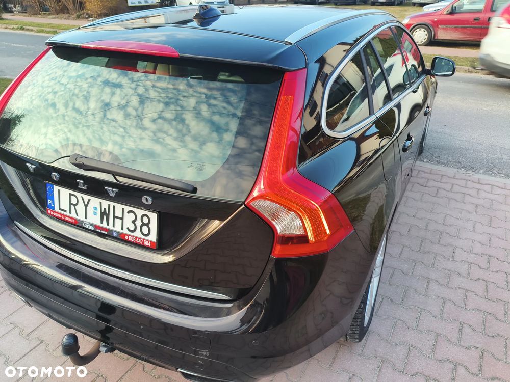 Volvo V60 D6 AWD Plug-in Hybrid R-Design Momentum - 36