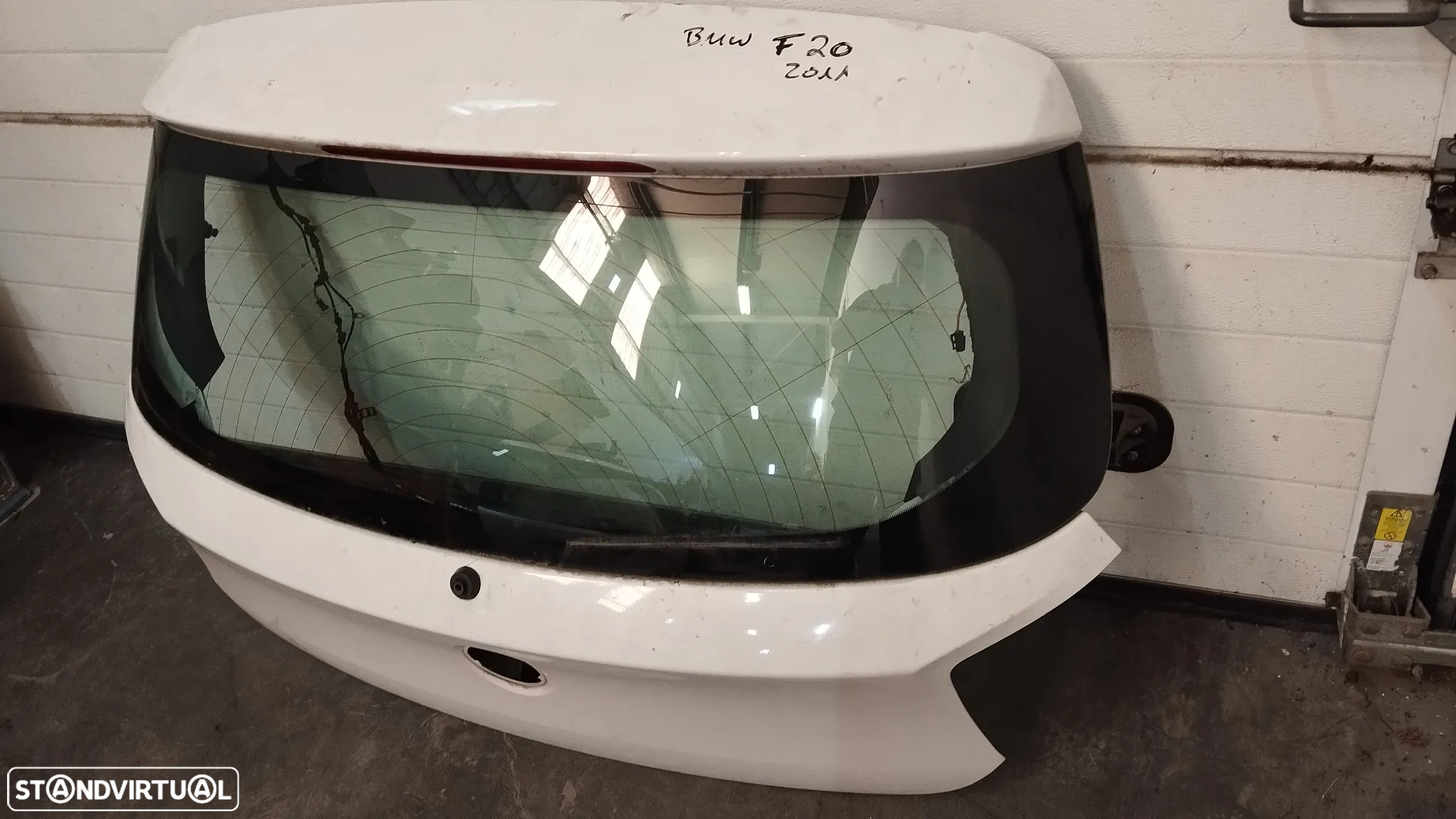 TAMPA DA MALA BMW SERIE 1 F20 F21 2011-2019 (BRANCO) - 3