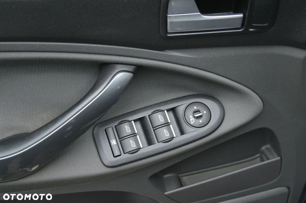 Ford Kuga 2.0 TDCi 2x4 Titanium - 34