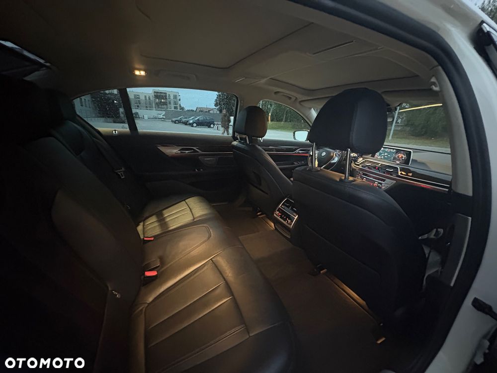 BMW Seria 7 740i - 22