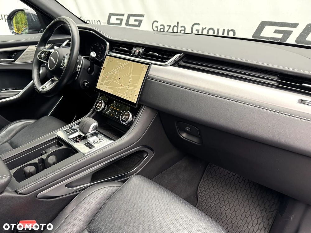 Jaguar F-Pace P250 AWD R-Dynamic SE - 9
