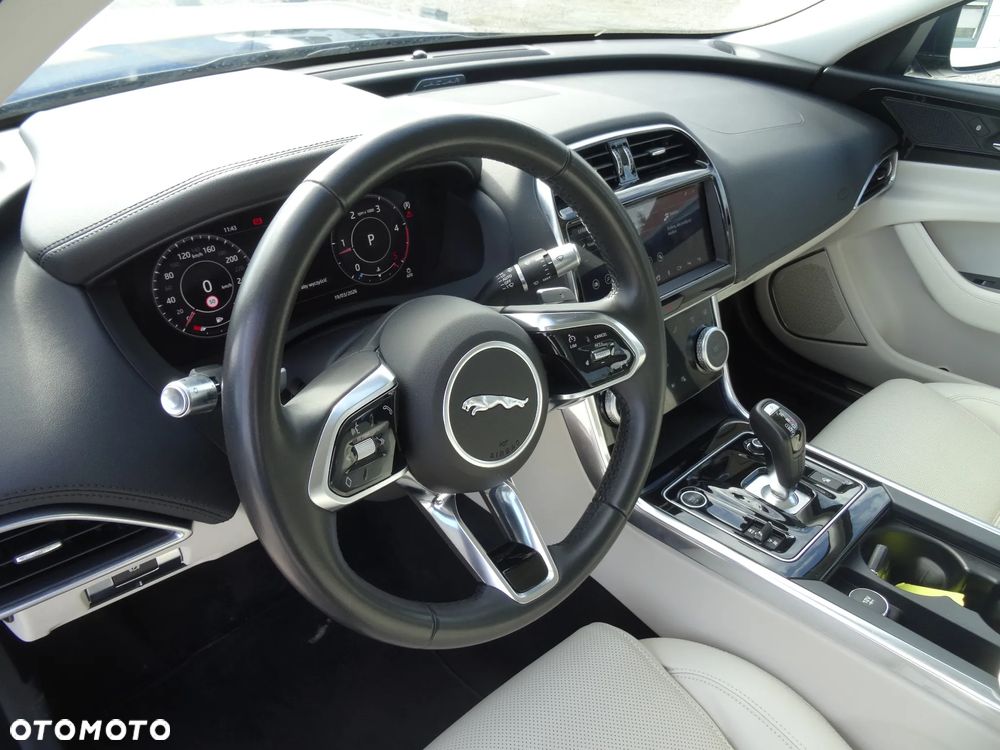 Jaguar XE 2.0 D180 R-Dynamic SE - 14