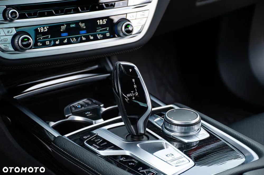 BMW Seria 7 745e - 17