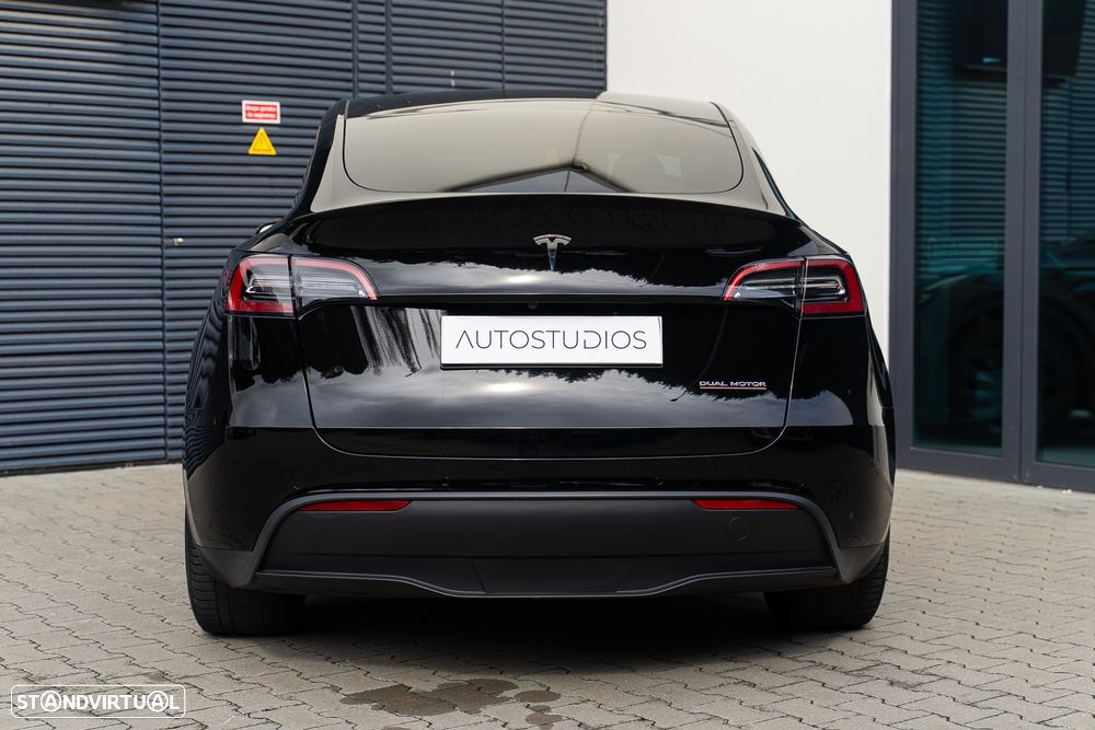 Tesla Model Y Performance Dual Motor AWD - 11