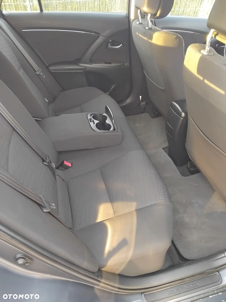 Toyota Avensis 1.8 Sol - 12