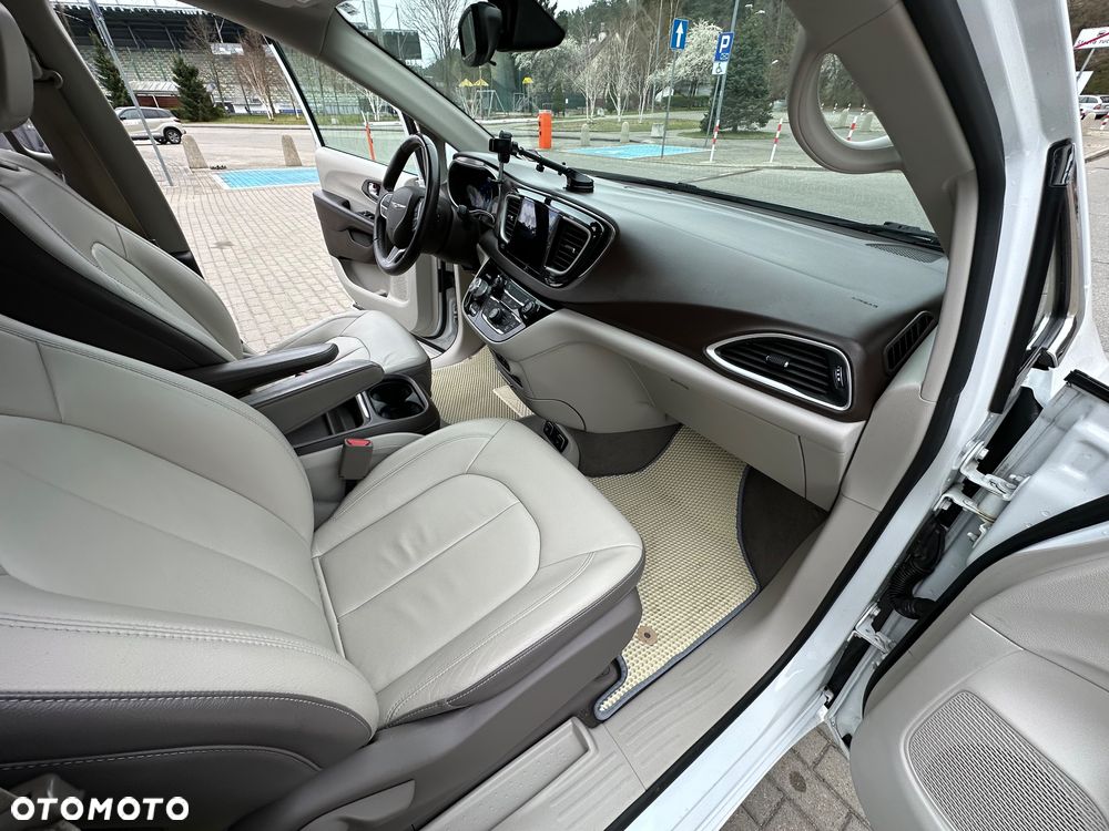 Chrysler Pacifica - 23