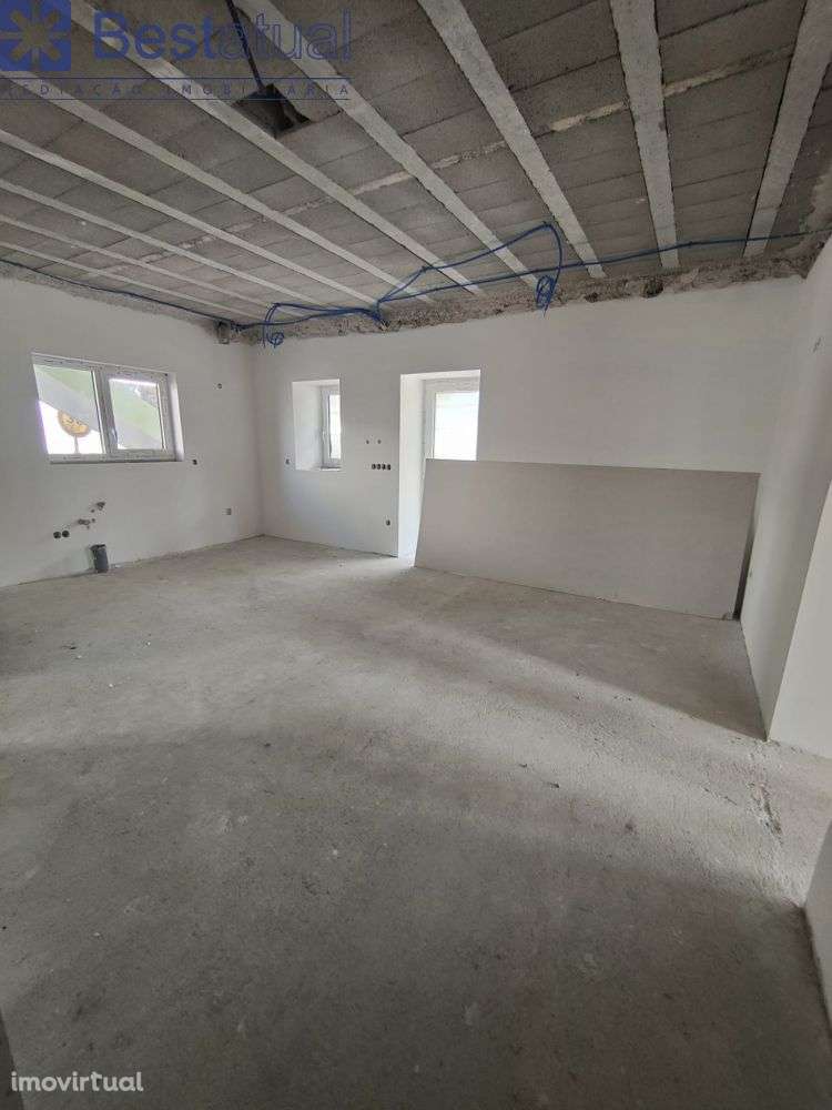 Moradias Bifamiliar - Acab. de Qualidade -Landim - Grande imagem: 3/47