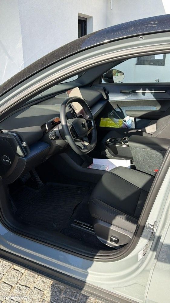 Volvo EX30 69 kWh Single Motor Extended Range Ultra - 4