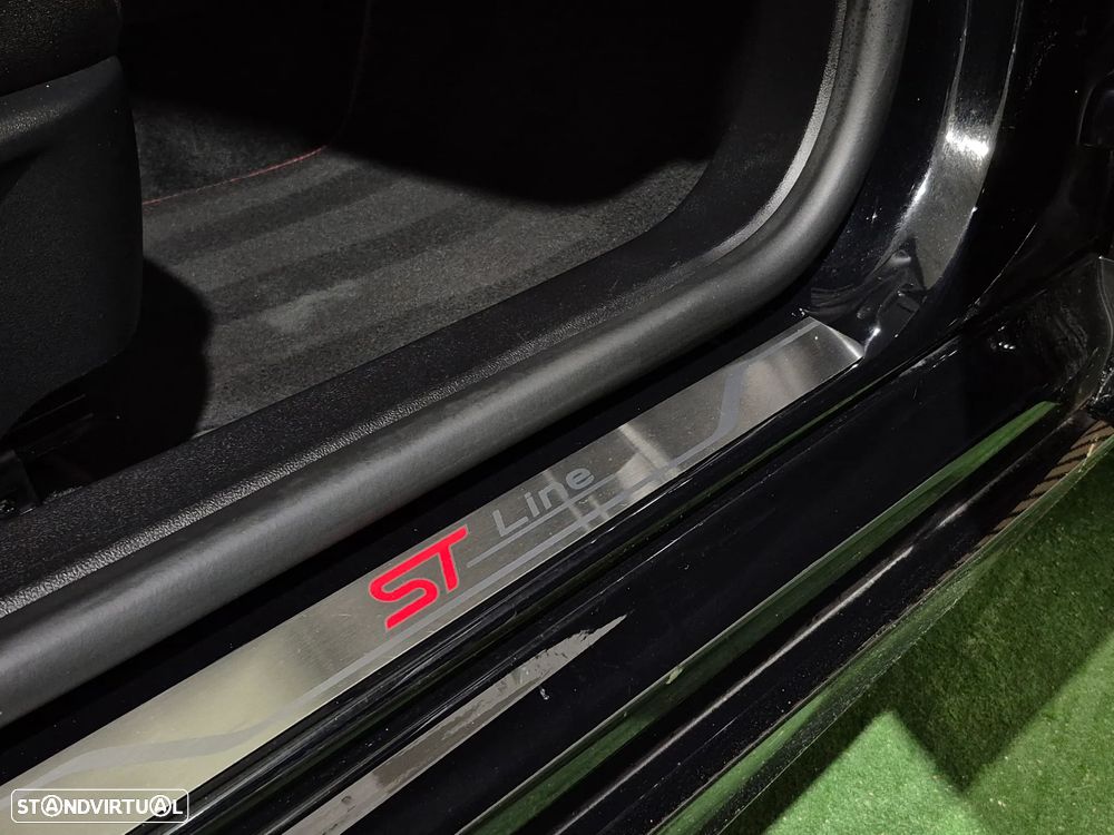 Ford Focus 1.5 TDCi ECOBlue ST-Line - 32