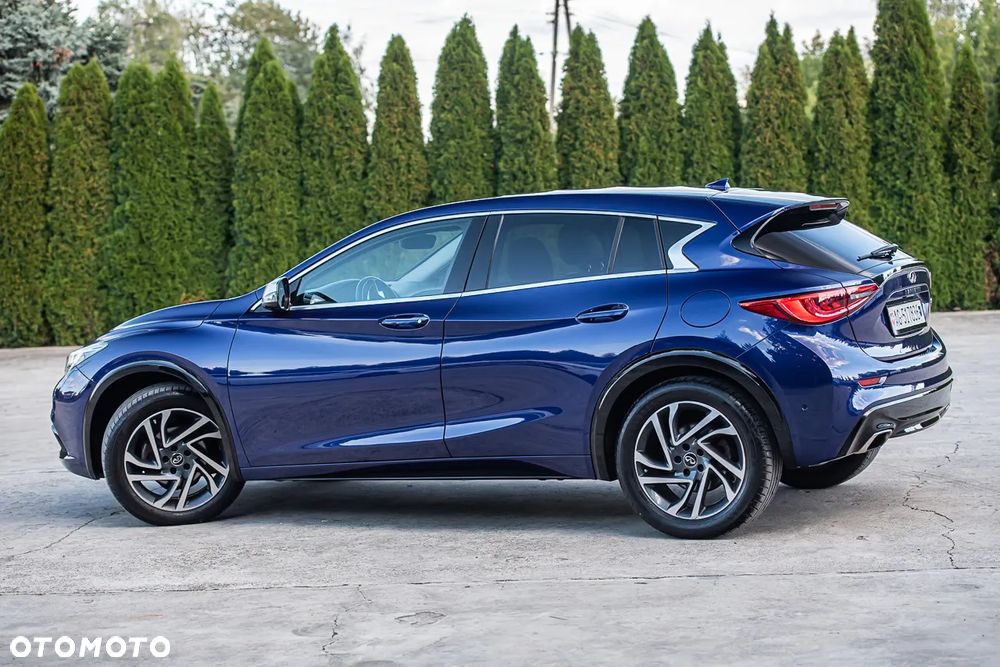 Infiniti Q30 - 10