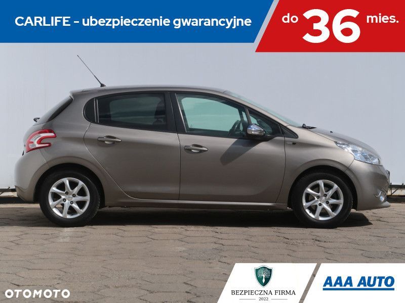 Peugeot 208 - 8