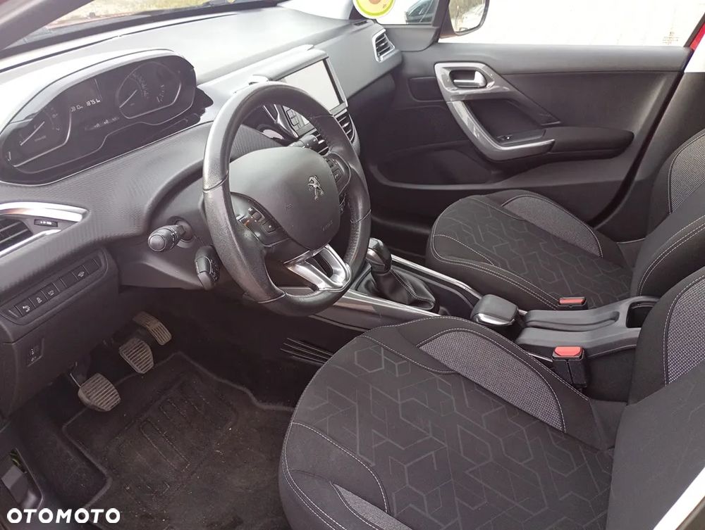 Peugeot 2008 1.2 Pure Tech Style S&S - 9