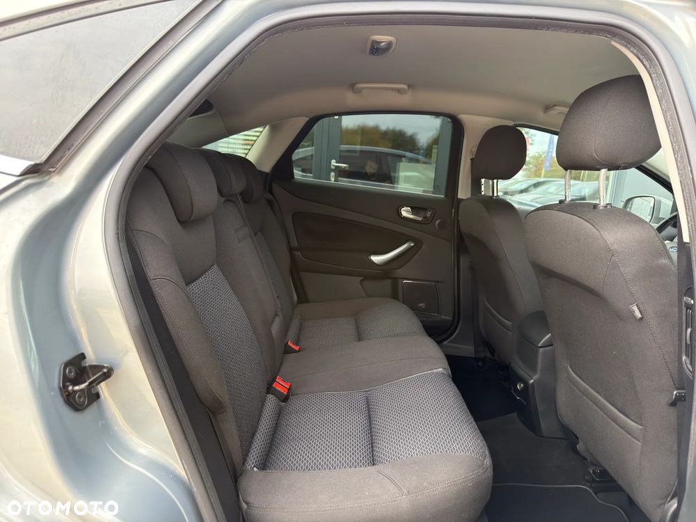 Ford Mondeo 2.0 Ghia - 29