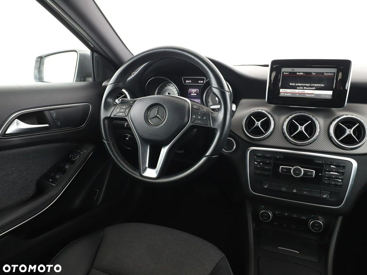 Mercedes-Benz GLA - 16