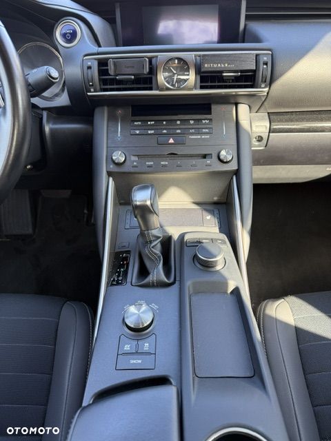 Lexus IS - 10