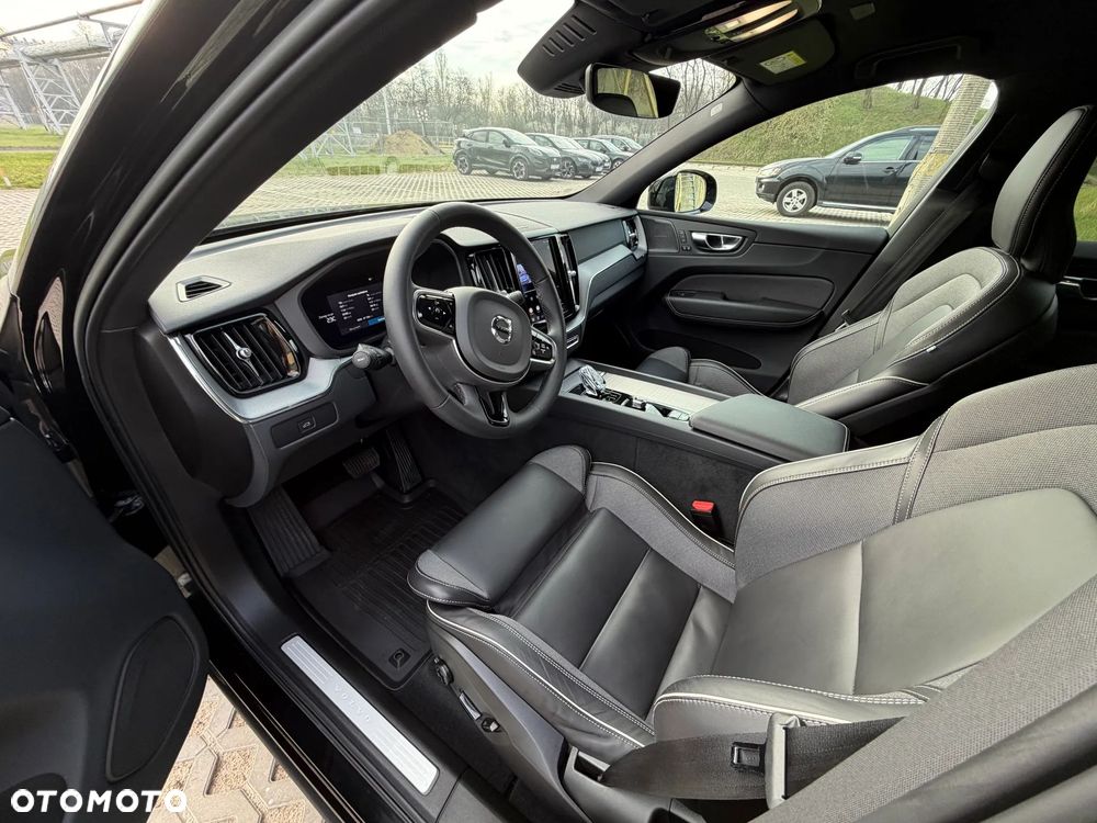 Volvo XC 60 B5 D AWD Plus Dark - 4