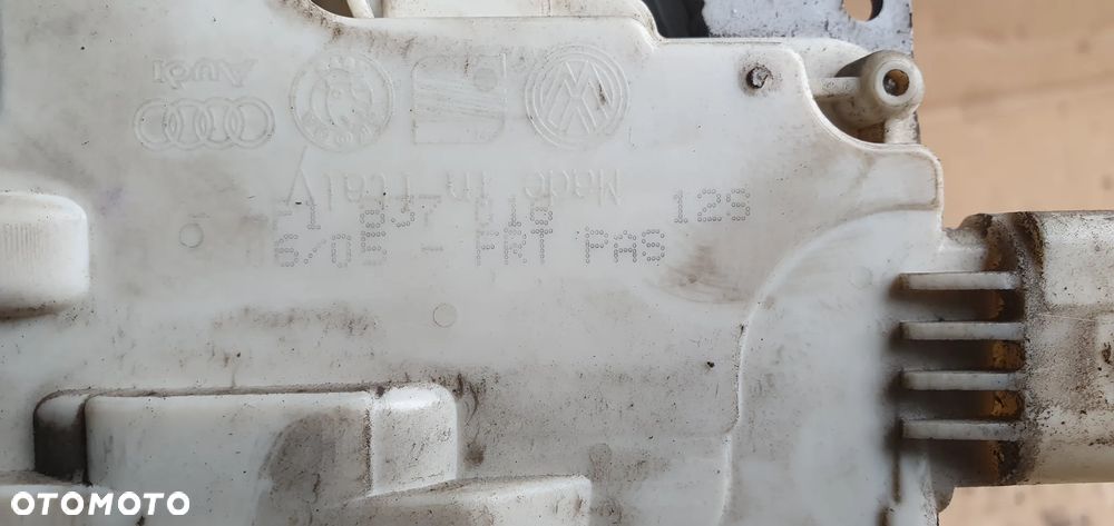 Zamek drzwi prawy przód przedni 7 PIN Audi A3 8P 4F1837016 - 7