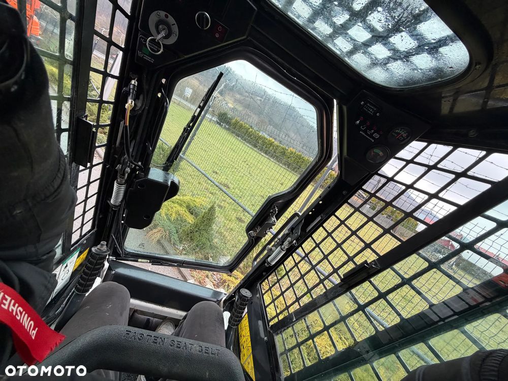 Bobcat S70 Mini-ładowarka 4x4 wózek terenowy. Łyżka widły. Kabina ogrzewana pełne szkło + drzwi ! aktualne serwisy DEKRA. Dokumentacja. silnik Kubota 3cyl. Maszyna Jak Nowa z Salonu! Pochodzi z Norweskiego Gospodarstwa! 2019 rok 715 mtg! Zero luzów i wycieków. Bardzo mocna i wydajna maszyna o małych gabarytach! Wąskie koła. Idealna do stajni. OKAZJA TANIO - 38
