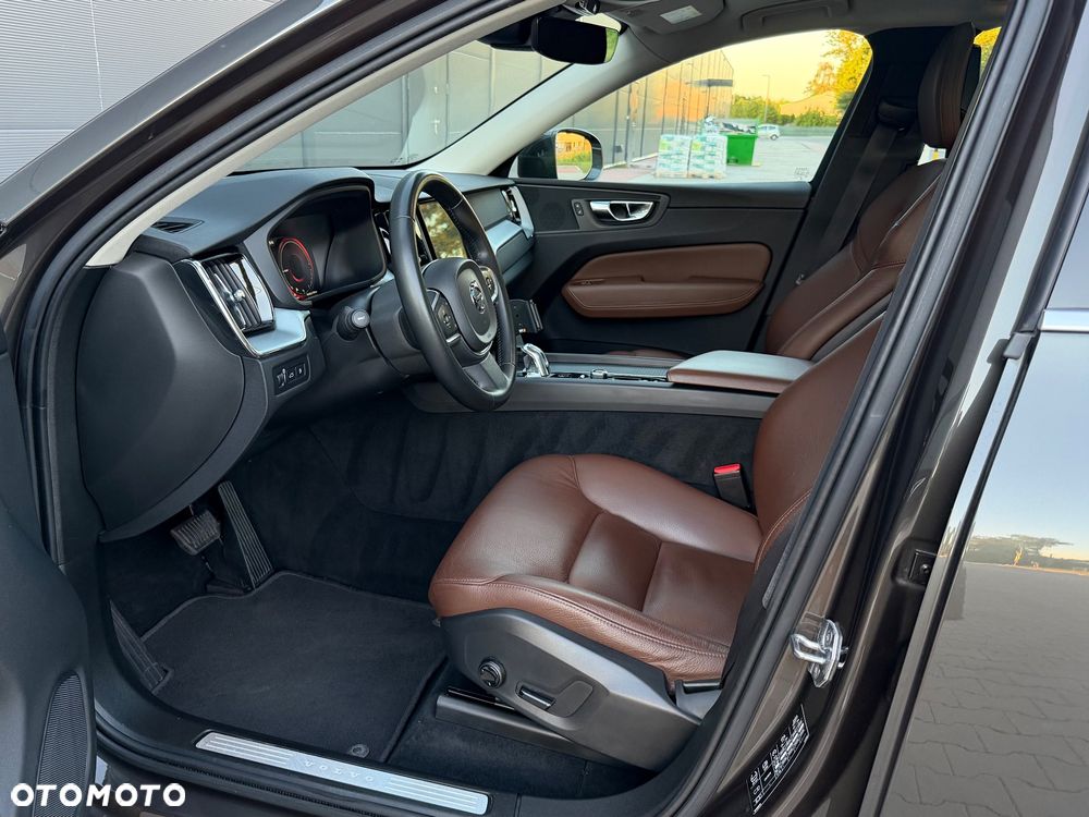 Volvo XC 60 T8 Twin Engine AWD Geartronic Momentum - 9